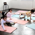 ピラティストレーニングに挑戦する子どもたち＝明石市桜町