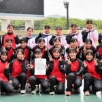 対校の総合得点で優勝したメンバーを含めた明石北高校陸上部の女子選手やマネジャーら（明石北高校提供）