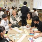 旧市立図書館の活用についてアイデアを出し合う参加者たち＝明石市東仲ノ町