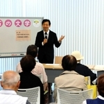 「明石の文学」をテーマにした全５回の講演の講師を務める神戸学院大人文学部の中村健史准教授＝明石市大明石町１