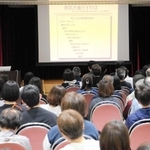 ギャンブル依存症や会の取り組みについて語る田中紀子さん（左奥）＝明石市立勤労福祉会館