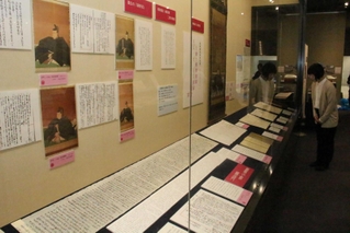 横河家にまつわる古文書が並ぶ会場＝明石市立文化博物館