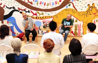 飼育員時代の経験などを語るあべ弘士さん（右）と増田喜昭さん＝明石市大久保町八木