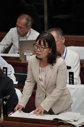 ＰＦＡＳ問題について、答弁する丸谷聡子市長＝明石市中崎１ 