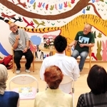 飼育員時代の経験などを語るあべ弘士さん（右）と増田喜昭さん＝明石市大久保町八木