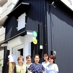 古着チャリティーショップをオープンさせたＮＰＯ法人エコベのメンバーたち＝明石市本町２