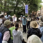 林神社の境内で牧野満徳さん（中央）の話を聞く参加者ら＝明石市宮の上