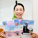 自身の闘病経験などについて書いた本を出版する新崎江里さん＝明石市東仲ノ町