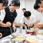 たこ焼きと明石焼きを焼く生徒たち＝明石商業高校