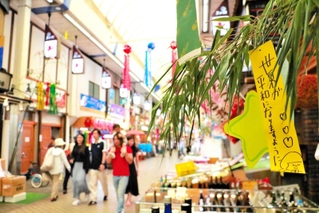 商店街に飾られたササや短冊＝魚の棚商店街