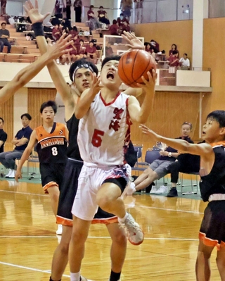 バスケットボール男子決勝。稲美北の守備をかいくぐり、シュートを放つ望海の選手＝加古川市西神吉町鼎、加古川市立総合体育館