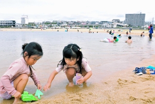 明石・大蔵海岸で海開き 500メートルの砂浜、親子連れらでにぎわう|明石|神戸新聞NEXT