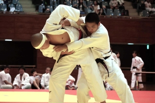 柔道男子団体決勝で技を仕掛ける望海の山沢乙輝選手（左）＝高砂市米田町島、高砂市総合体育館