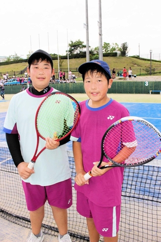 ソフトテニス男子個人戦を制した二見の３年前川遼選手（左）と２年前川星空選手＝吉川総合公園