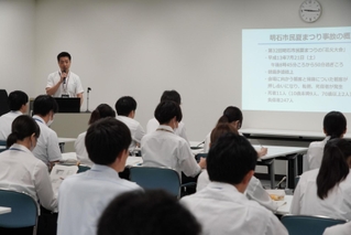 事故の状況や安全管理の大切さを学ぶ新人職員ら＝明石市中崎１