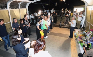 慰霊碑の前で追悼曲を歌う市民有志。献花に訪れた遺族も耳を傾けた＝明石市大蔵海岸通１（撮影・小林良多）