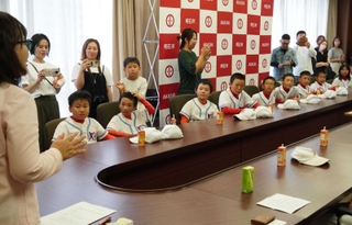 丸谷聡子市長（左）から激励を受ける望海ジュニアソフトボールのメンバーら＝明石市役所