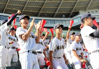 決勝進出が決まり、沸き上がるスタンド＝ほっともっとフィールド神戸