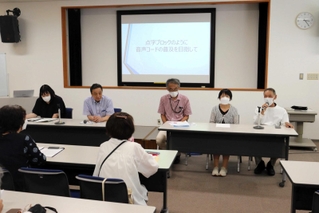 参加者からの質問に答える油谷英俊さん（右）ら＝明石市東仲ノ町