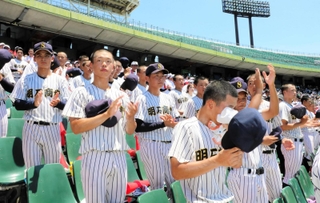試合を終えたナインらに拍手を送る応援団。涙を拭う生徒も＝ほっともっとフィールド神戸（撮影・斎藤雅志）