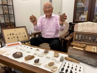 寄贈する石器を披露する山根金造さん＝明石市大久保町駅前１
