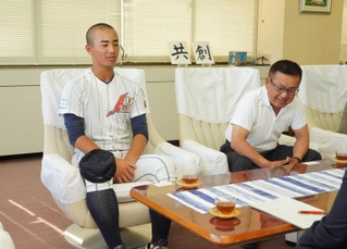 世界大会での活躍を誓う大塚弥さん（左）＝明石市役所