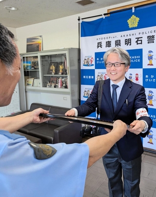植村琢也署長から感謝状を受け取る霍見真一郎デスク兼論説委員＝明石署