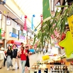 商店街に飾られたササや短冊＝魚の棚商店街