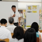 地域住民が参加した運動会について語る中崎小の金井有一郎校長＝ウィズあかし