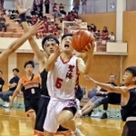 バスケットボール男子決勝。稲美北の守備をかいくぐり、シュートを放つ望海の選手＝加古川市西神吉町鼎、加古川市立総合体育館