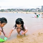 砂遊びなどを楽しむ海水浴客ら＝大蔵海岸海水浴場