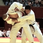 柔道男子団体決勝で技を仕掛ける望海の山沢乙輝選手（左）＝高砂市米田町島、高砂市総合体育館