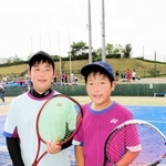 ソフトテニス男子個人戦を制した二見の３年前川遼選手（左）と２年前川星空選手＝吉川総合公園
