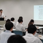事故の状況や安全管理の大切さを学ぶ新人職員ら＝明石市中崎１