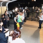 慰霊碑の前で追悼曲を歌う市民有志。献花に訪れた遺族も耳を傾けた＝明石市大蔵海岸通１（撮影・小林良多）
