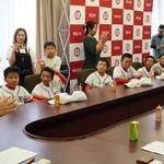 丸谷聡子市長（左）から激励を受ける望海ジュニアソフトボールのメンバーら＝明石市役所