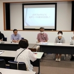 参加者からの質問に答える油谷英俊さん（右）ら＝明石市東仲ノ町