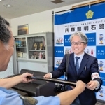 植村琢也署長から感謝状を受け取る霍見真一郎デスク兼論説委員＝明石署
