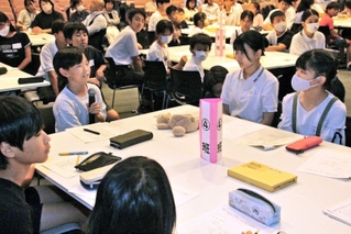 インターネットとの付き合い方について議論する子どもたち＝明石市立市民会館