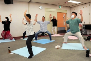 ヨガのポーズを取る参加者たち＝明石市貴崎１