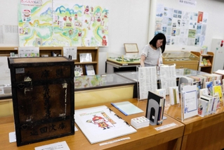 開館当時に出版された本や貴重な資料などが並ぶ＝県立図書館