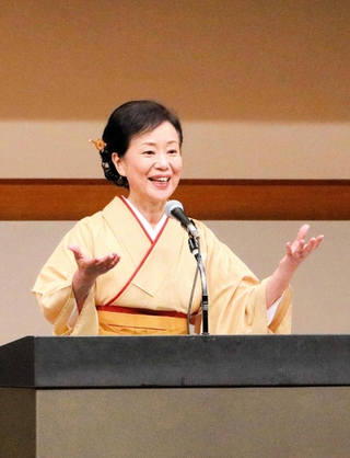 講談や平和への思いを語る神田香織さん＝子午線ホール