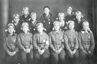 村澤正美さん（前列右から３人目）と小野高等女学校の生徒ら（文集「あれから３０年」より）