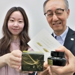 商品を手にする竹内直行商品開発室長（右）とデザイン担当の田口楓さん＝神戸市中央区江戸町