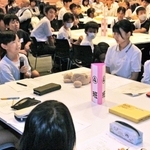 インターネットとの付き合い方について議論する子どもたち＝明石市立市民会館