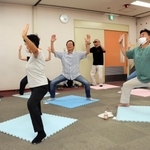 ヨガのポーズを取る参加者たち＝明石市貴崎１