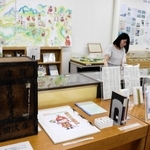 開館当時に出版された本や貴重な資料などが並ぶ＝県立図書館