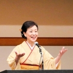 講談や平和への思いを語る神田香織さん＝子午線ホール