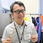 手作りの防災ゲームを手に災害への備えについて語る本塚智貴准教授＝明石高専