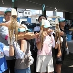 タコの足を広げて干しダコを作る子どもたち＝明石市岬町